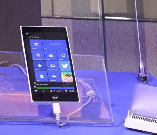 Intel developed a smartphone-sized pocket PC with full Windows 10 Intel Pocket PC with Windows 10