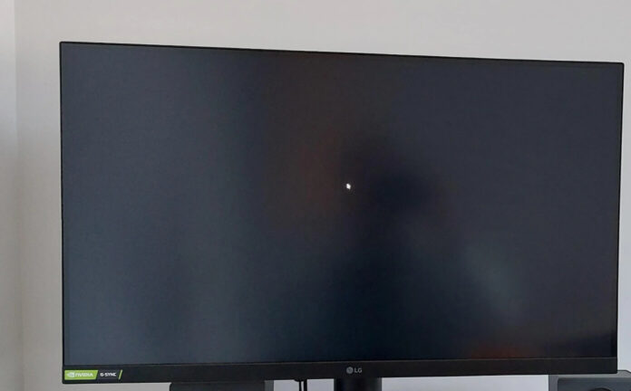 Nvidia driver 572.83 black screen