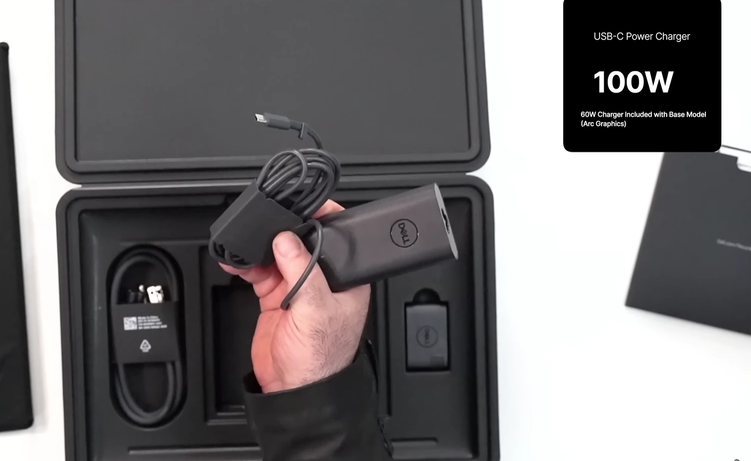 Cargador Dell XPS 14 2025 de 100 W en la caja por Andrew Mark David en YouTube