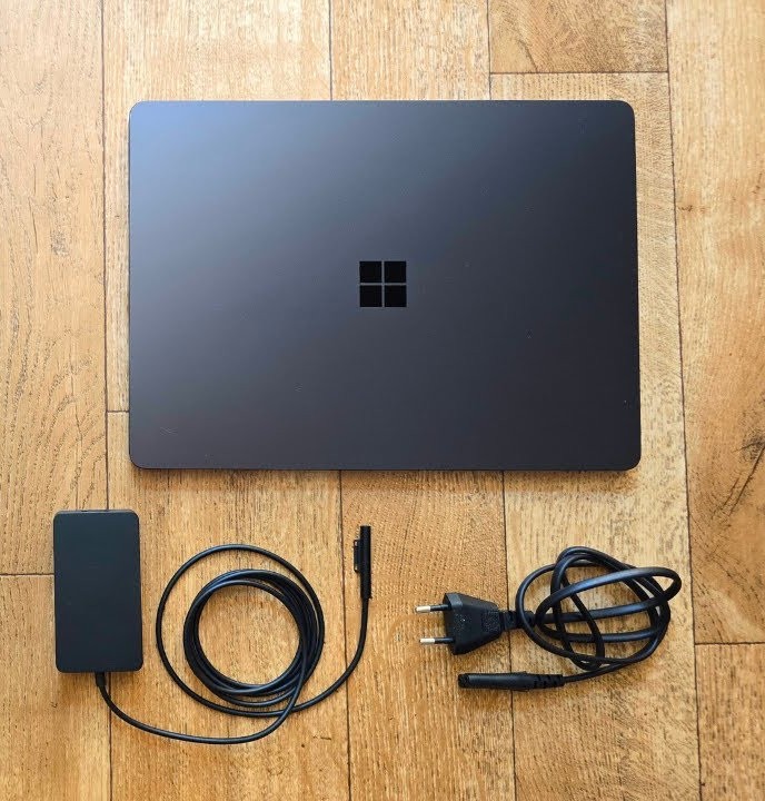 Surface Laptop 7 con adaptador de corriente compacto.