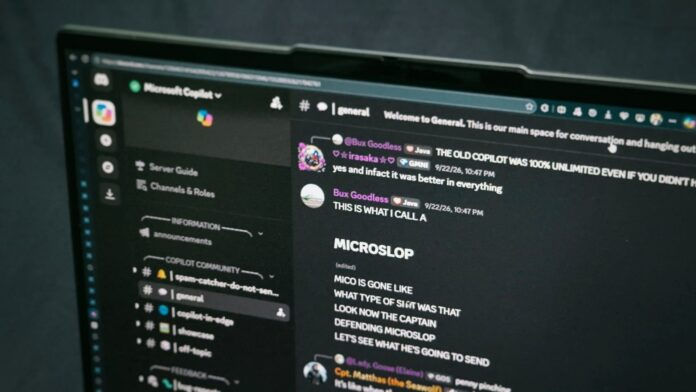 Microsoft прекратила блокировку слова Microslop в официальном Discord-сервере Copilot Пользовательский интерфейс Discord с обсуждением политики Microsoft