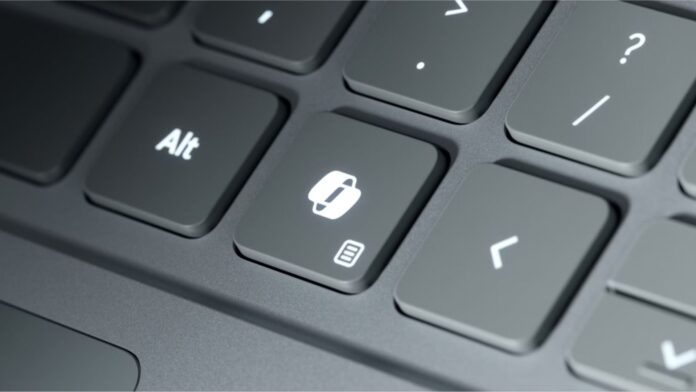 Как переназначить бесполезную клавишу Copilot в Windows 11 Клавиатура ноутбука с выделенной клавишей Copilot